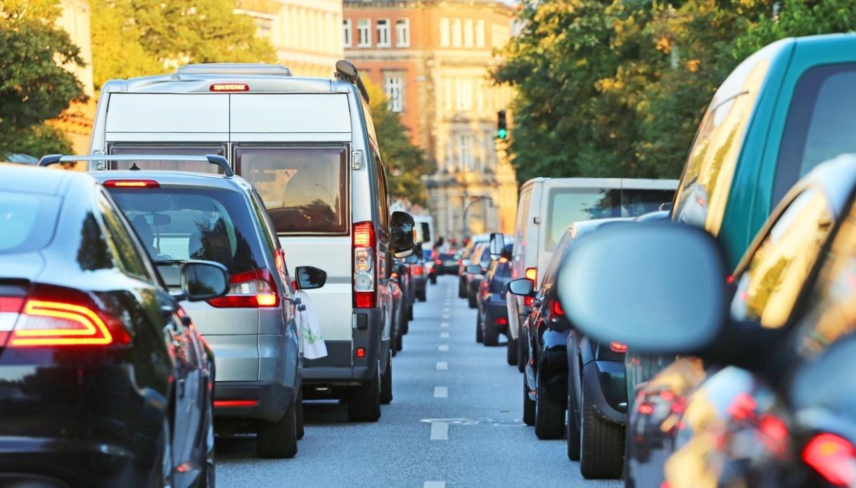 Bollo auto, esenzione per auto ibride ed elettriche dal 2026 ma c'è un limite