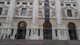 La Borsa del 22 dicembre, Milano chiude a -0,3% con Stellantis e Campari