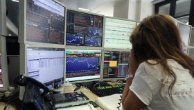 La Borsa del 9 dicembre, Milano cala nel finale e chiude a +0,3% grazie alle banche