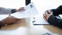 Curriculum falso, scatta il licenziamento: quando è un reato e i rischi
