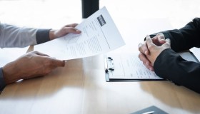 Curriculum falso, scatta il licenziamento: quando è un reato e i rischi