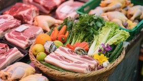 Carrello della spesa in Italia: rincari su frutta e verdura, risparmi su alcune voci. Come cambia il costo per le famiglie