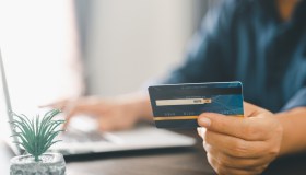 Un conto corrente oggi costa oltre 100 euro all’anno, +23% in un decennio