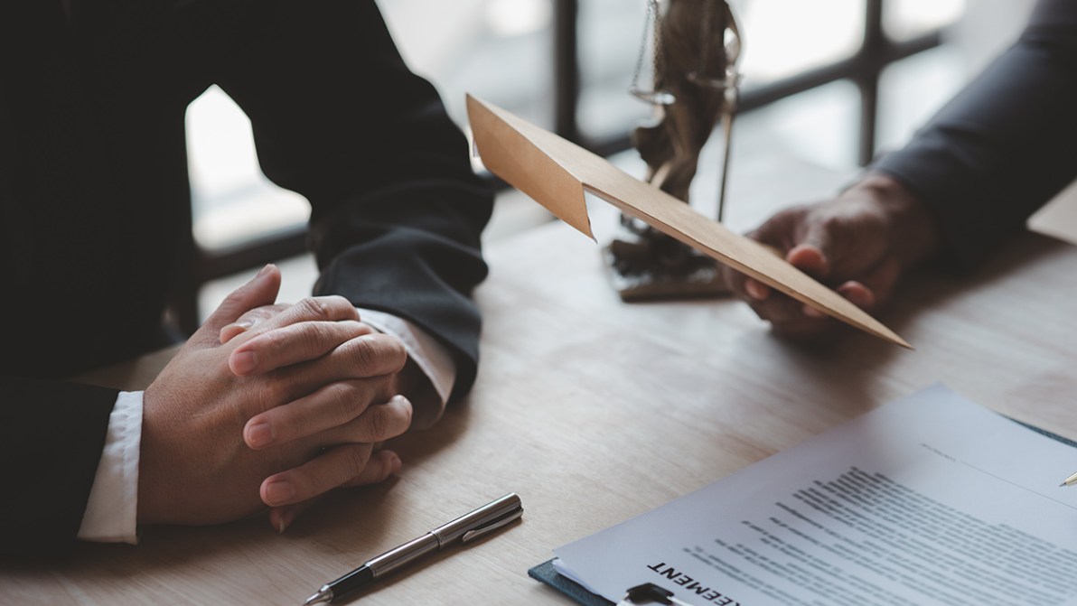 Debiti del genitore e rinuncia all’eredità: chi paga?