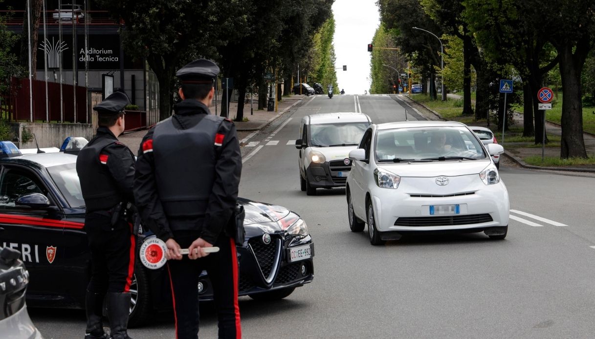 Si può guidare senza la patente nel portafoglio ma solo a una condizione Si può guidare senza la patente nel portafoglio ma solo a una condizione