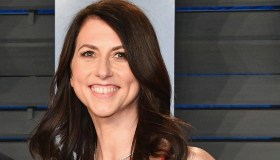 L’ex moglie di Bezos ha donato 7 miliardi nel 2025, chi è MacKenzie Scott