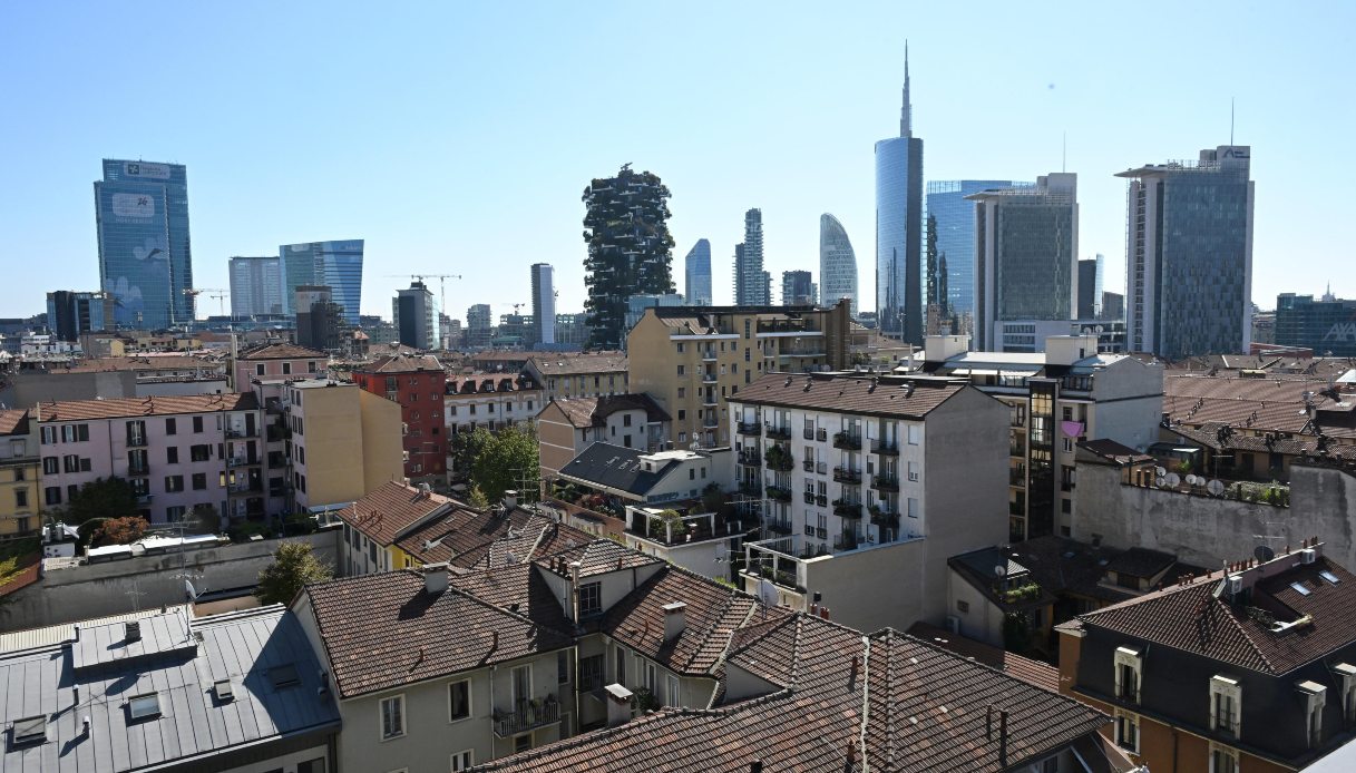 Comprare casa costa 6,8 anni di stipendio, Milano resta la città più cara