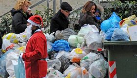 A Natale inquiniamo di più, 80mila tonnellate di rifiuti e +130% emissioni di CO₂