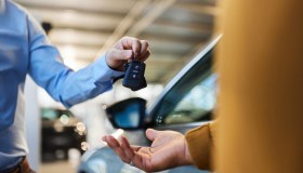 Che differenza c’è tra leasing e noleggio auto a lungo termine?