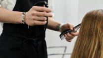Parrucchieri abusivi, abilitazione e multe salate per regolarizzare il settore: la proposta