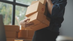 Tassa sui pacchi sotto i 150 euro, stretta del Governo sullo shopping online: chi pagherà