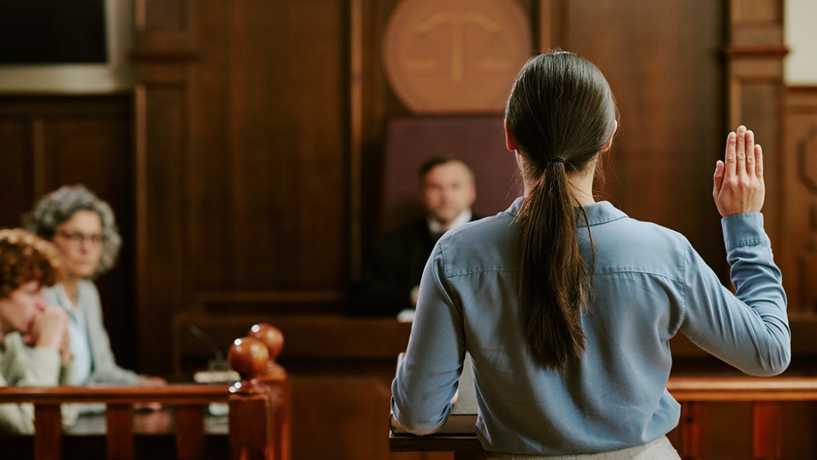 Il testimone cambia versione in udienza: è falsa testimonianza?