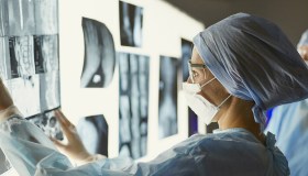 Tumori, in Italia 390mila nuove diagnosi. Calano i decessi, è fuga dal Sud per curarsi