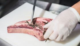 Il business della carne parte dal “dry aged”: bistecche premium vendute a 180 euro al chilo