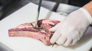 Il business della carne parte dal “dry aged”: bistecche premium vendute a 180 euro al chilo
