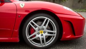 Ferrari crolla sotto i 300 euro in Borsa, perché il mercato punisce il Cavallino
