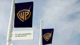 Warner Bros respinge offerta rivista di Paramount temendo rischi da finanziamento a debito