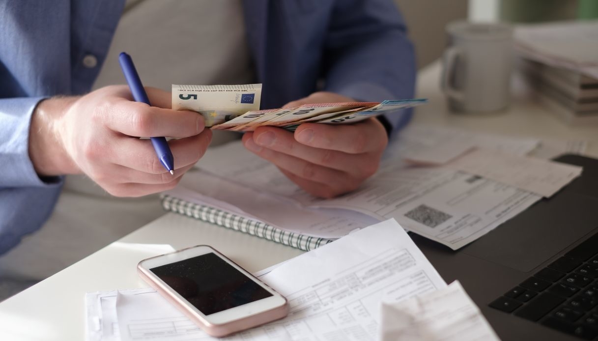 Bollette luce e gas, reclami più veloci e indennizzi certi: cosa cambia Bollette luce e gas, reclami più veloci e indennizzi certi: cosa cambia