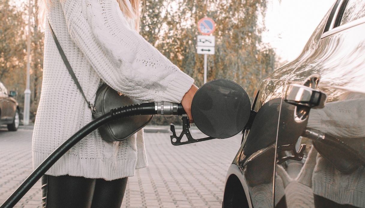 Prezzi in aumento per chi viaggia, non solo accise sui carburanti: cosa costa di più