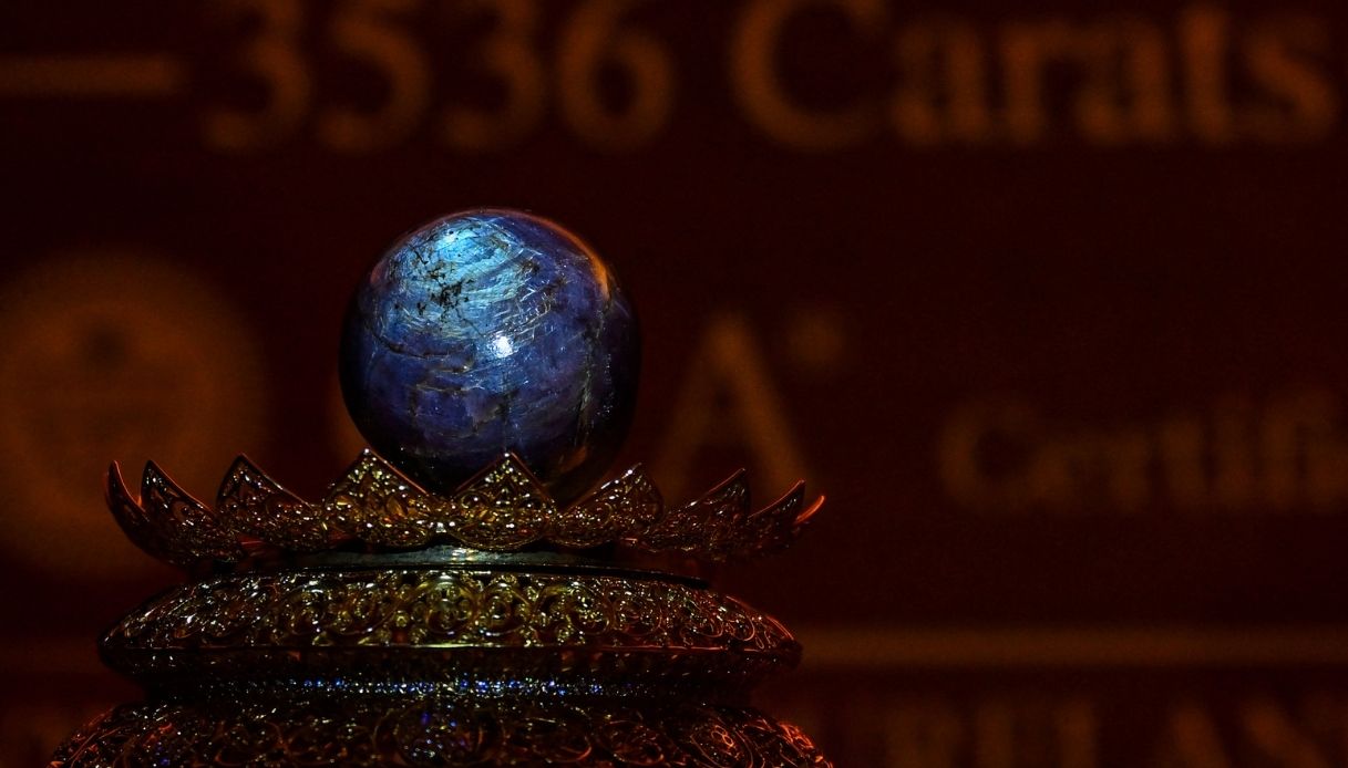 Zaffiro stellato viola da 3563 carati in vendita, vale fino a 400 milioni di dollari