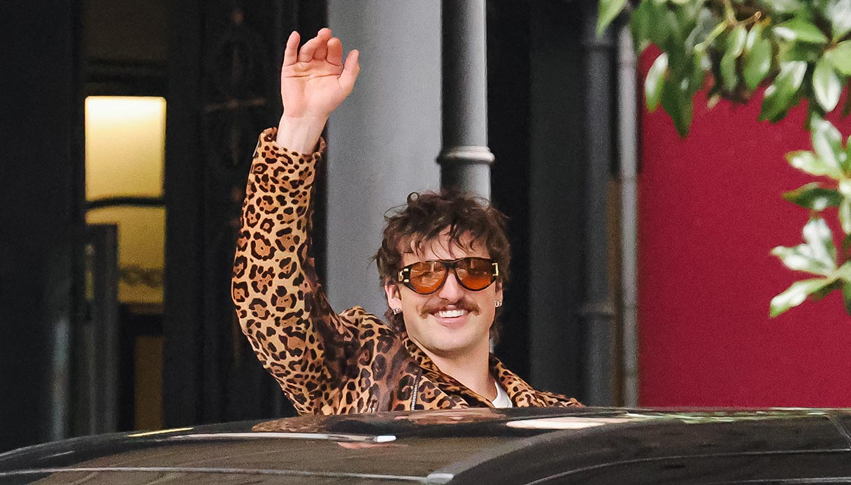 Benson Boone all&rsquo;arrivo alla sfilata Dolce & Gabbana Uomo Autunno Inverno 2026.