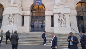 La Borsa del 16 gennaio, gli attacchi di Trump pesano sui mercati: Milano -0,1%