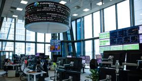 La Borsa del 23 gennaio, Piazza Affari in rosso con le banche: bene i titoli oil