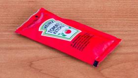 Bustine di ketchup e maionese vietate, cosa dice il Regolamento Ue sugli imballaggi