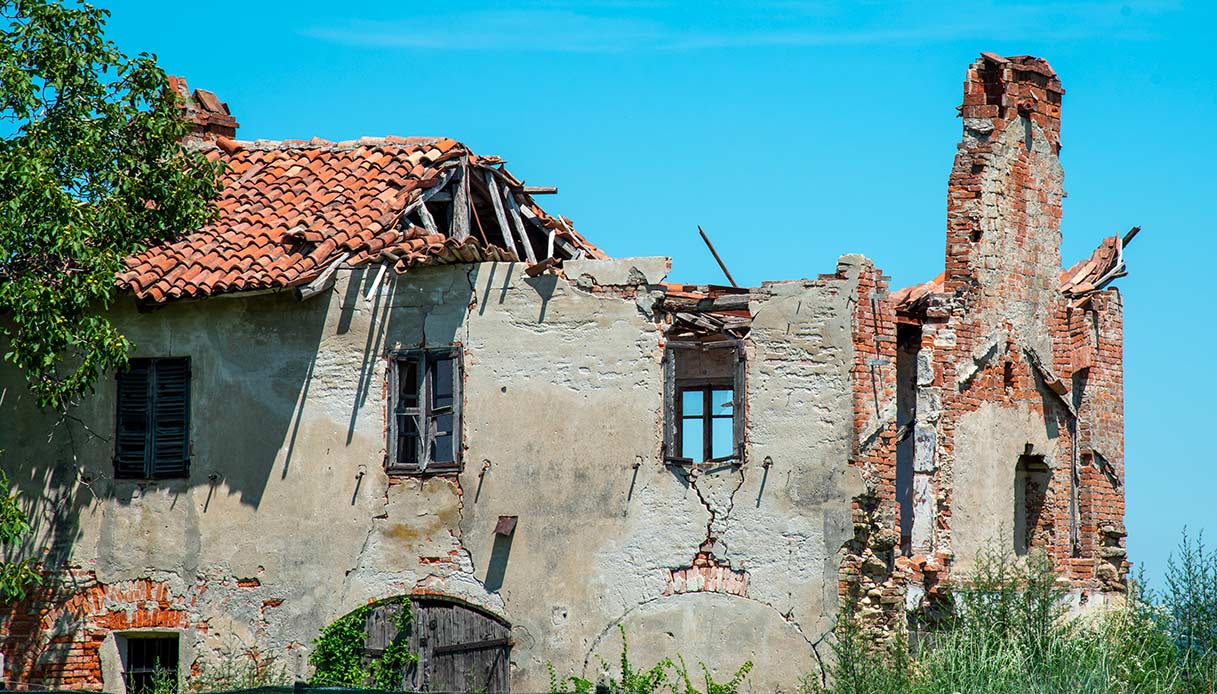 Case abbandonate, la rinuncia abdicativa è più difficile nel 2026: la procedura corretta