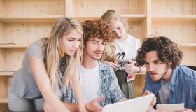 Cambiare lavoro è il sogno del 44% degli italiani: i giovani guardano ancora all’estero