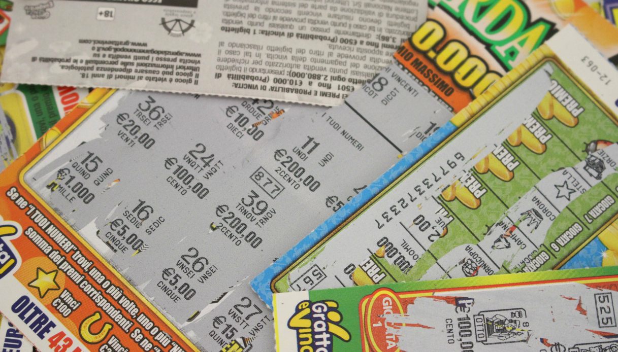 Vince 2 milioni e il figlio chiede l’assegno di mantenimento: quando spetta davvero