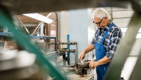 Lavoratori sempre più anziani, aziende italiane in crisi: i settori più colpiti