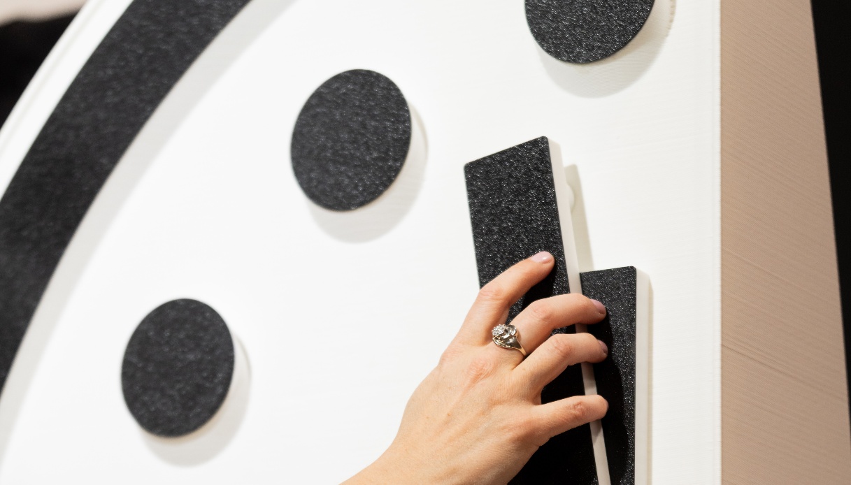 orologio dell8217apocalisse pi249 vicino alla mezzanotte c8217entrano i dazi e l8217ia da Quifinanza.it orologio dell8217apocalisse pi249 vicino alla mezzanotte c8217entrano i dazi e l8217ia