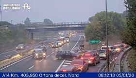 Assalto a un portavalori sull’A14 a Ortona, auto in fiamme e autostrada bloccata