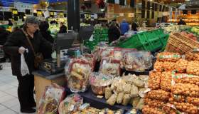 Aumenti per oro e caffè, calano olio e smartphone: l’altalena dei prezzi