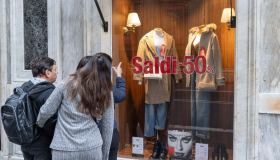 Truffe sui saldi invernali 2026, come riconoscere i veri sconti ed evitarle