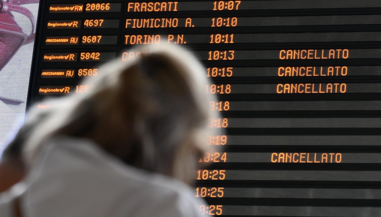 Sciopero del 9 gennaio, aerei e treni fermi per 24 ore: gli orari garantiti