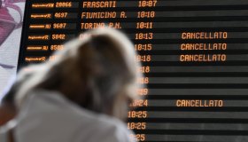 Sciopero del 9 gennaio, aerei e treni fermi per 24 ore: gli orari garantiti