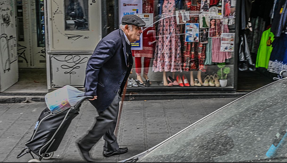 A 75 anni scopre una ricca pensione, 1.400 euro al mese: come verificare gli arretrati Inps