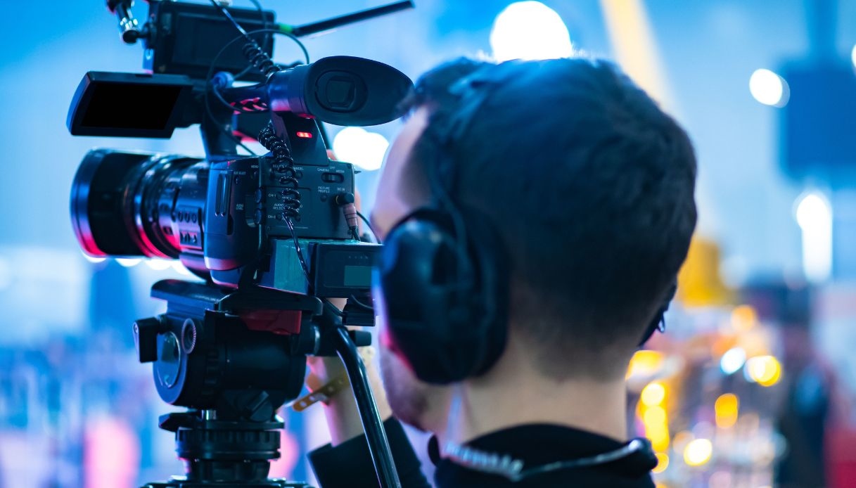 Stipendi in aumento per impiegati di TV e radio: importi e novità CCNL