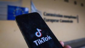 “TikTok crea dipendenza”, Commissione europea dura: rischio multa milionaria