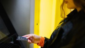 Aumentano i costi di gestione dei conti corrente: banche e Poste a confronto