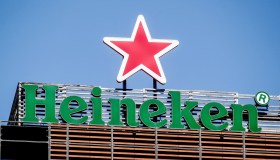 Heineken licenzia 6.000 lavoratori, crisi delle bevande alcoliche tra i giovani