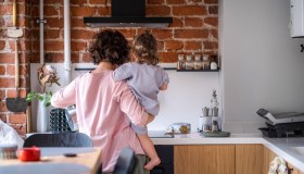 Quasi il 70% delle donne lascia il lavoro dopo la gravidanza in Italia