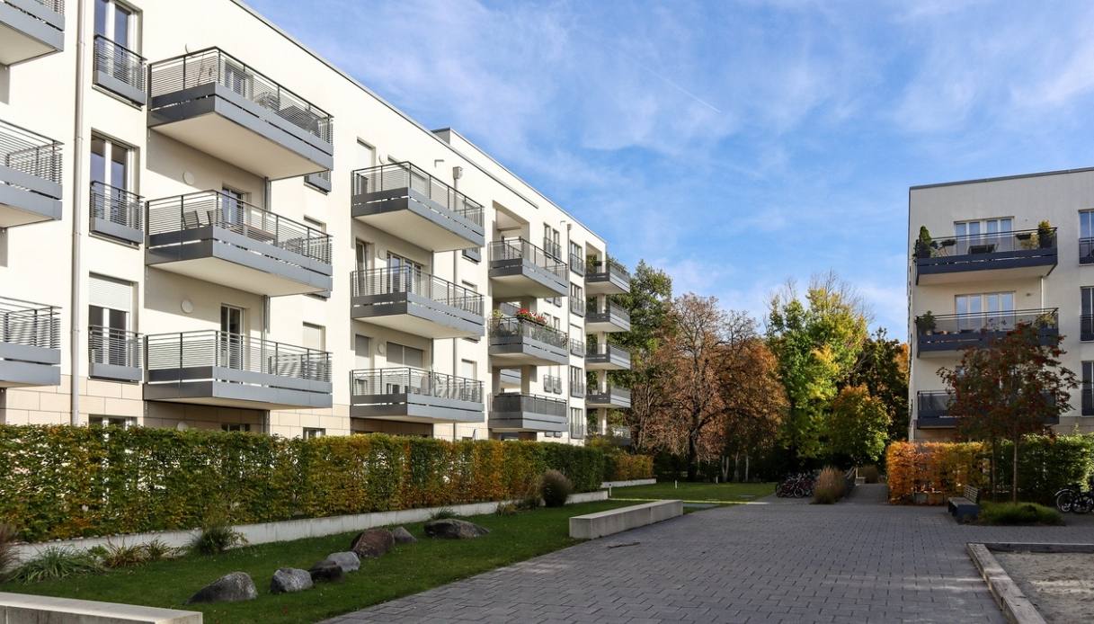 Acquistare casa senza mutuo, il 51% compra con liquidità: chi lo fa e perché conviene