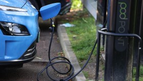 Le auto elettriche stanno ripulendo l’aria, -1,1% di NO₂ ogni 200 veicoli green