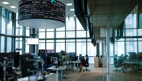 La Borsa del 24 febbraio, Milano arretra con le banche ma scatta Ferrari a +5%