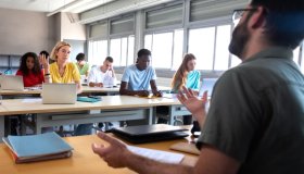 Carta docente diventa Carta dei Servizi, bonus anche al personale Ata ma cala l’importo