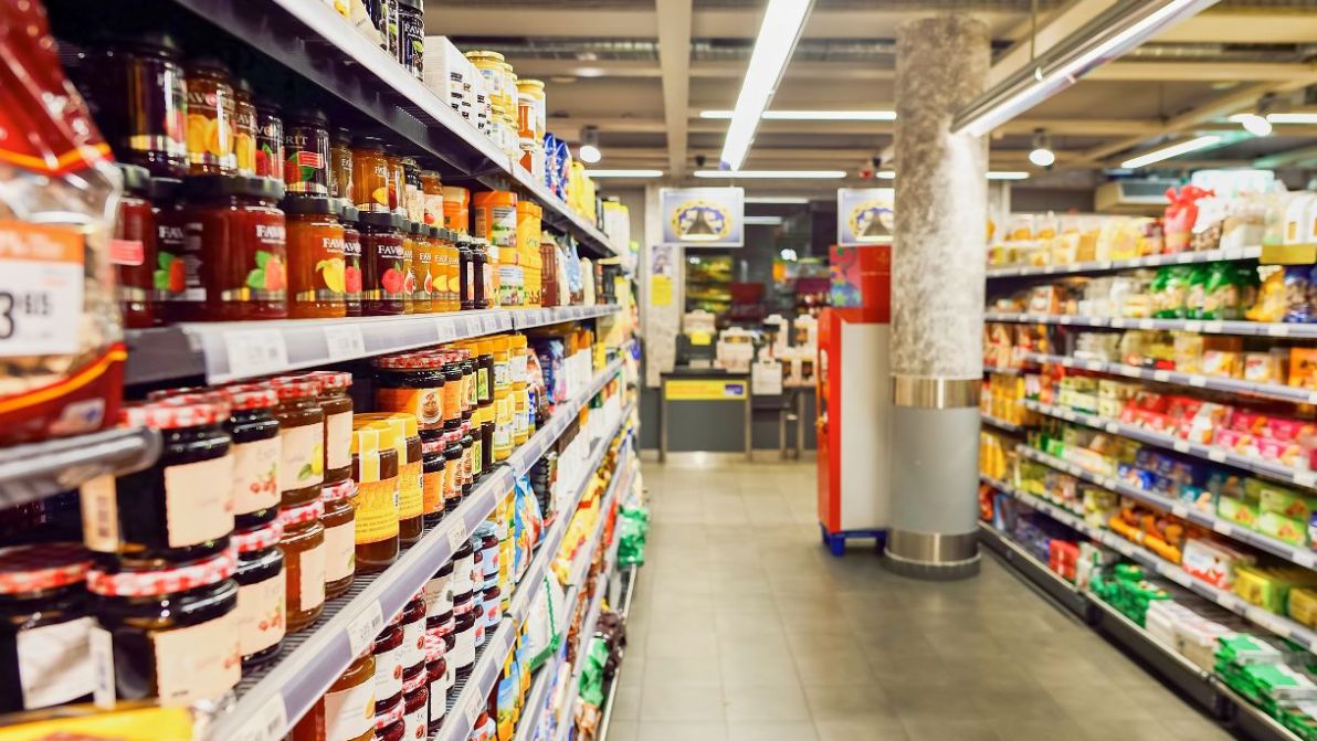 Cibo ultraprocessato pericoloso come il fumo, servono nuove tasse: lo studio