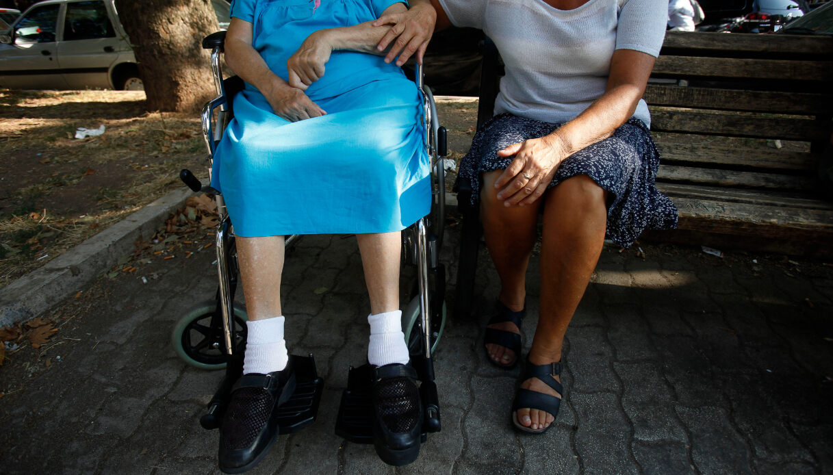 Colf, badanti e baby sitter, retribuzioni in aumento per il 2026: le cifre